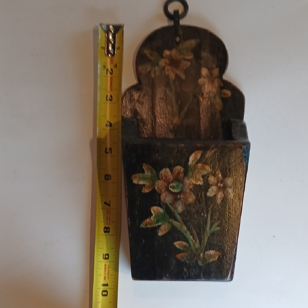 π―οΈ Antique Wood Mounted Candlestick Box | Early 1900s | Hand Painted Floral - Picture 6 of 13